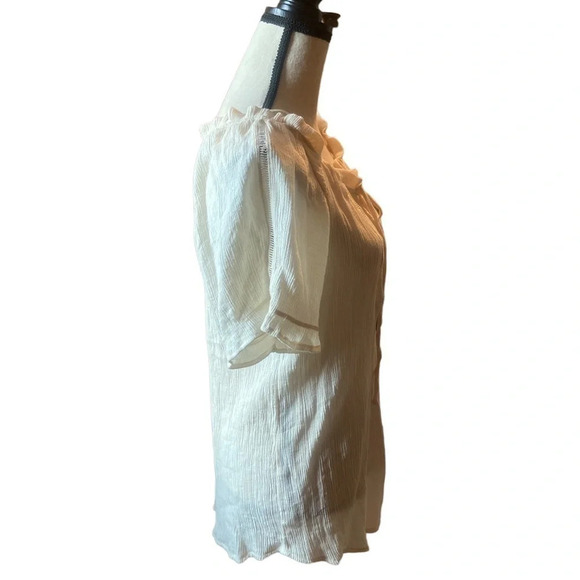 🎀 Soft beige romantic top 🎀
BIN # 1 - Picture 3 of 8